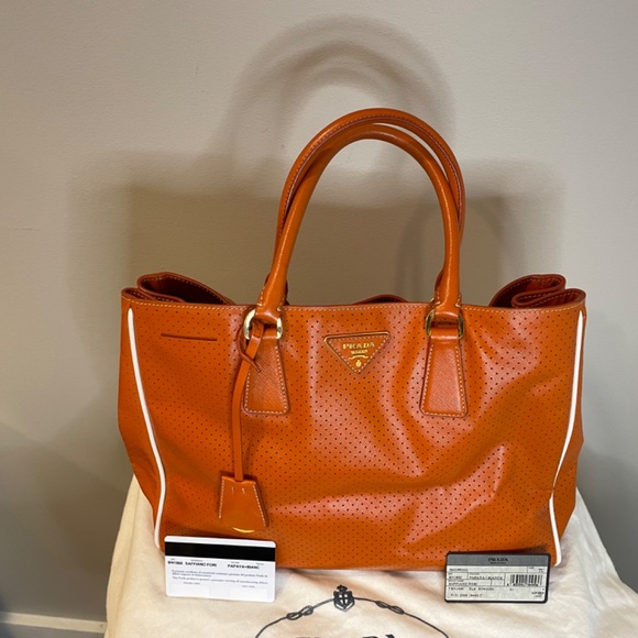 Fabulous, Fun Authentic Prada Saffiano Fori in Papaya+Bianco - Picture 2 of 12